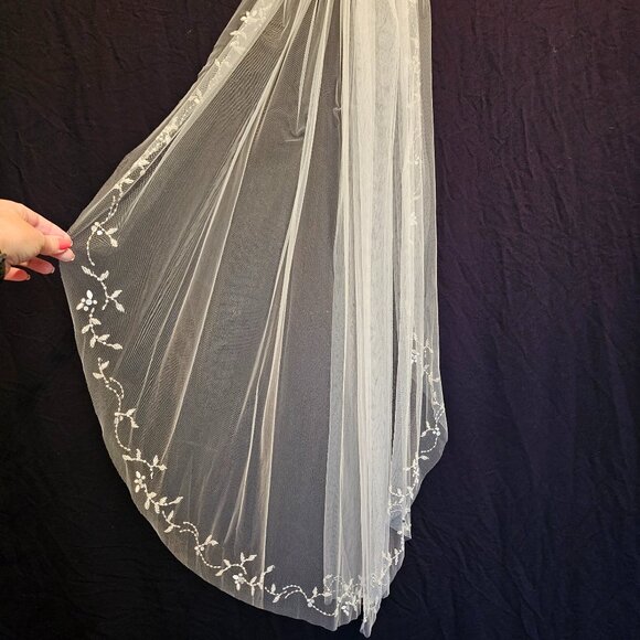 Wedding Bridal Veil, EN VOGUE Tulle, Beaded, Crystal and Pearl Floral Design - Picture 3 of 15